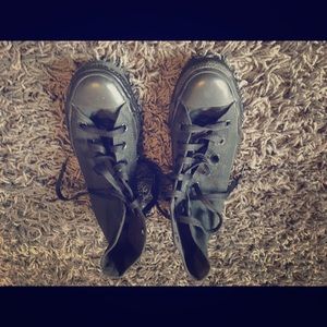 Women’s size 8 / Men’s size 6 Converse